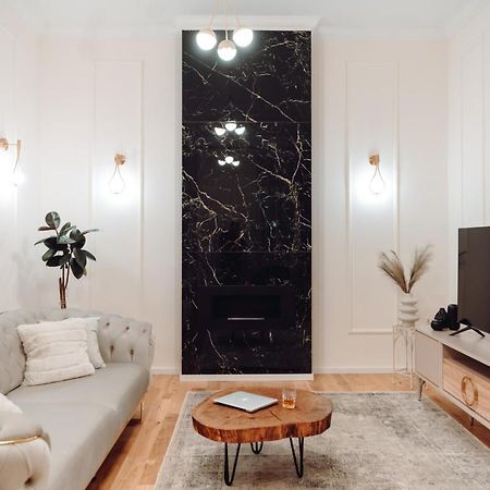Fabulous And Fancy City Center Designer Apartment Клуж-Напока Екстериор снимка