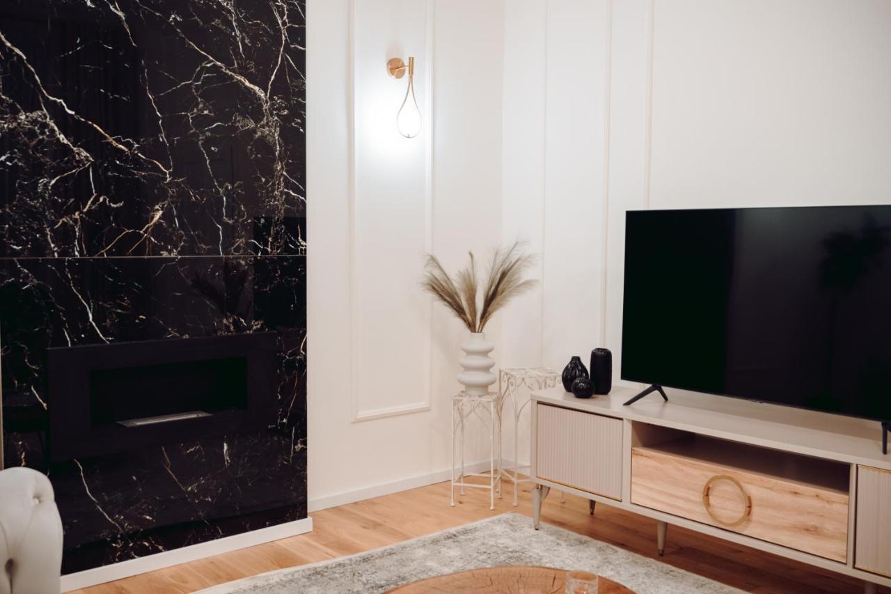 Fabulous And Fancy City Center Designer Apartment Клуж-Напока Екстериор снимка