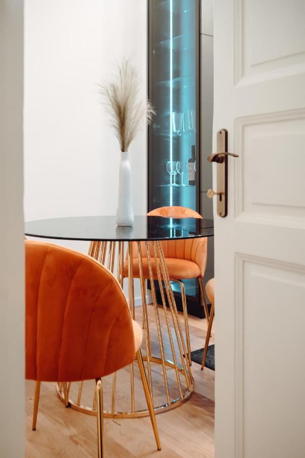 Fabulous And Fancy City Center Designer Apartment Клуж-Напока Екстериор снимка