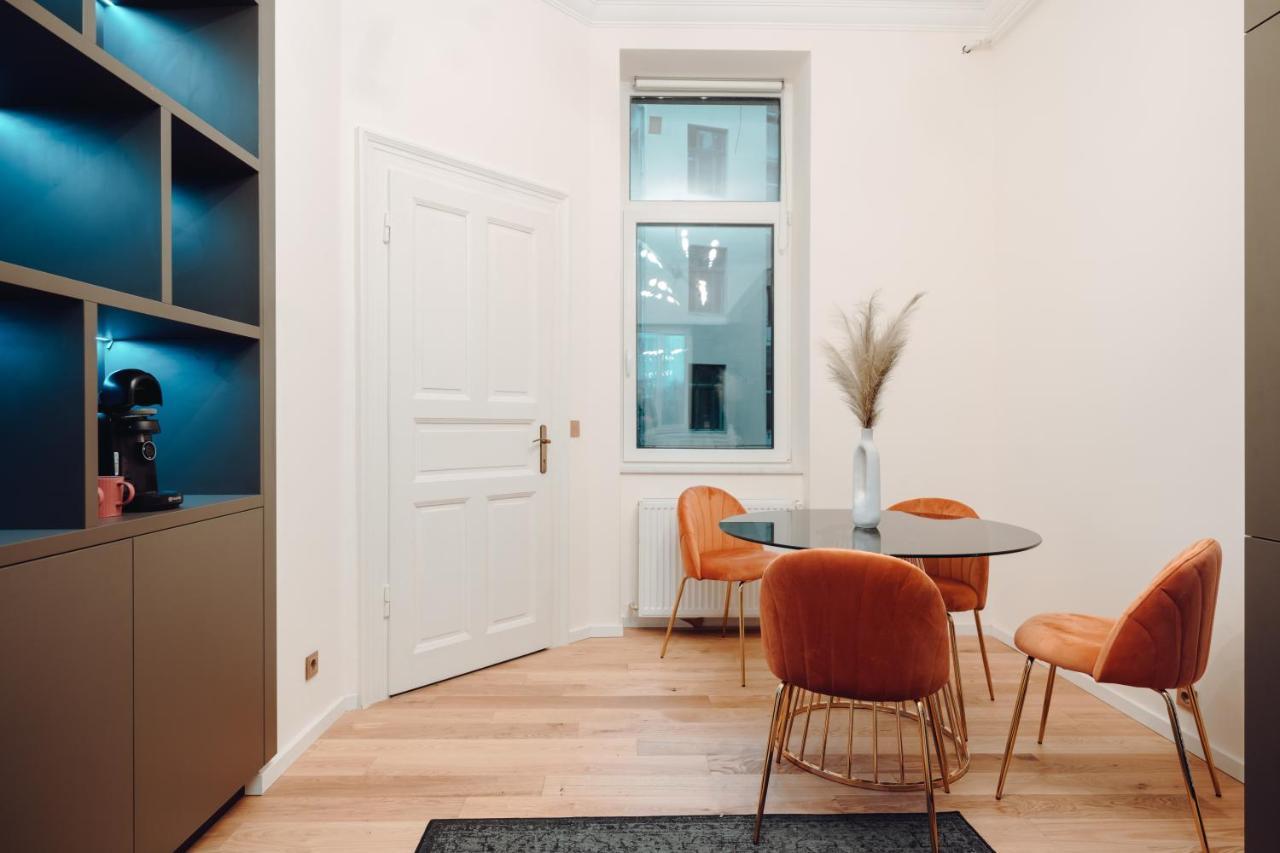 Fabulous And Fancy City Center Designer Apartment Клуж-Напока Екстериор снимка