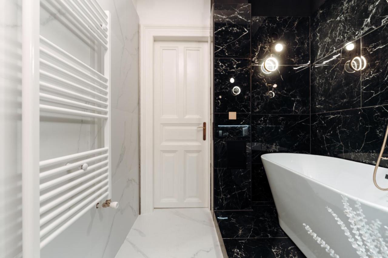 Fabulous And Fancy City Center Designer Apartment Клуж-Напока Екстериор снимка
