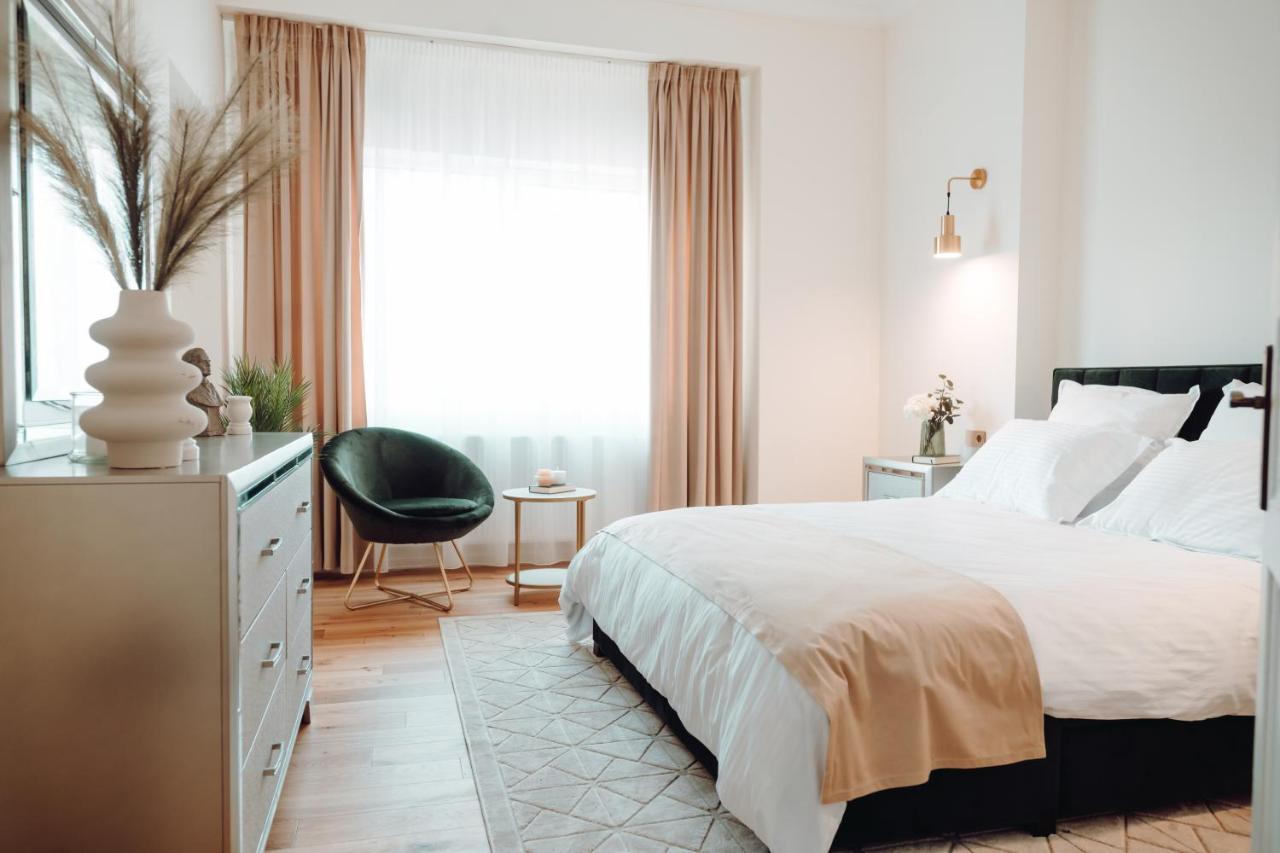 Fabulous And Fancy City Center Designer Apartment Клуж-Напока Екстериор снимка