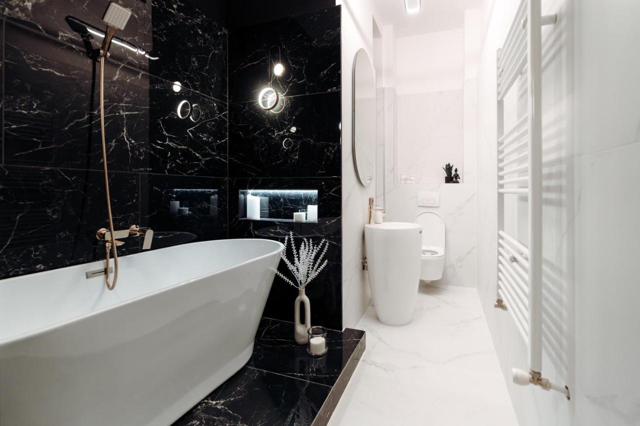 Fabulous And Fancy City Center Designer Apartment Клуж-Напока Екстериор снимка