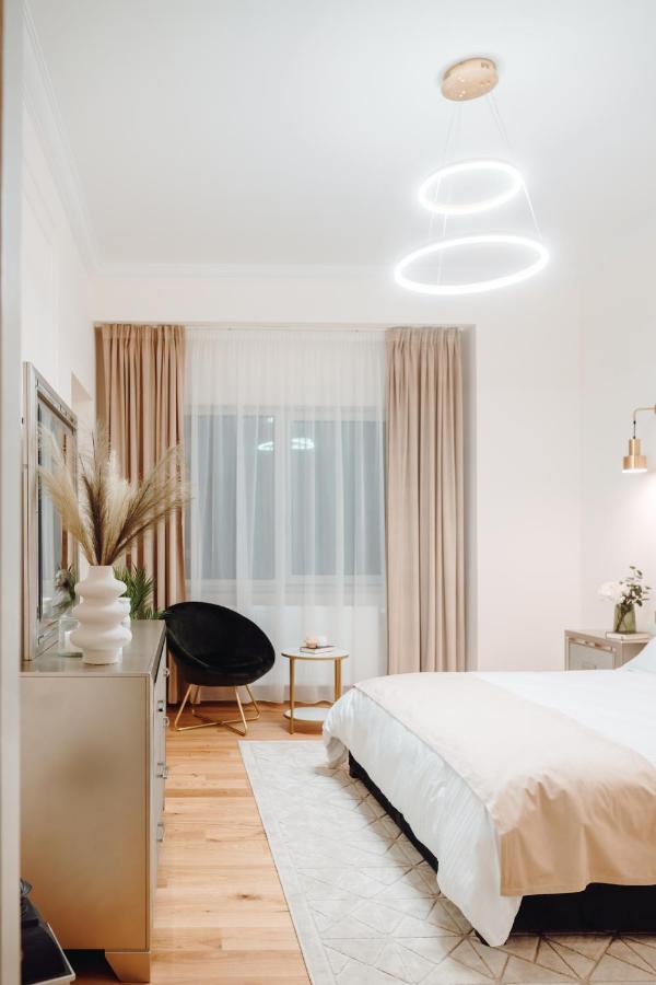 Fabulous And Fancy City Center Designer Apartment Клуж-Напока Екстериор снимка