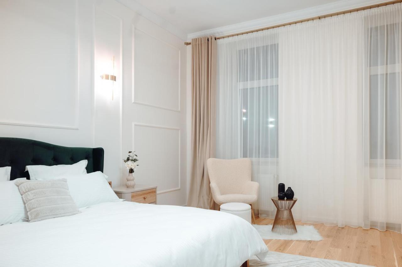 Fabulous And Fancy City Center Designer Apartment Клуж-Напока Екстериор снимка