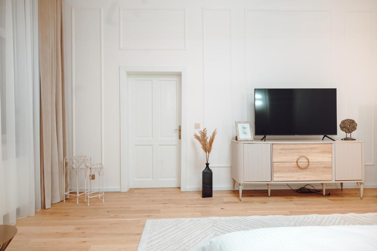 Fabulous And Fancy City Center Designer Apartment Клуж-Напока Екстериор снимка