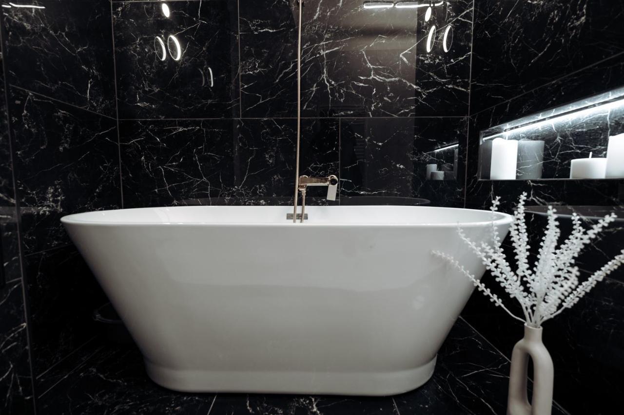 Fabulous And Fancy City Center Designer Apartment Клуж-Напока Екстериор снимка