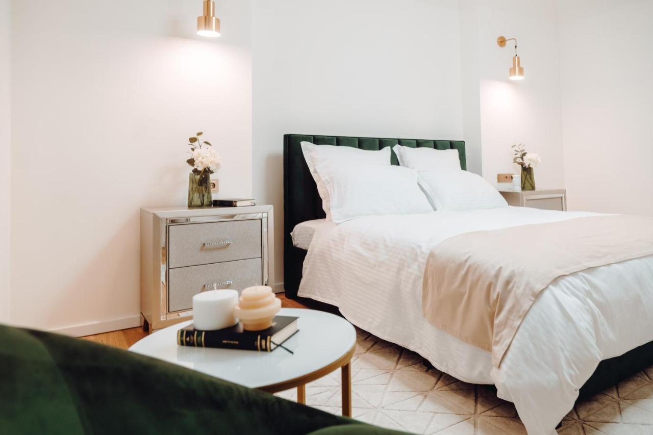 Fabulous And Fancy City Center Designer Apartment Клуж-Напока Екстериор снимка